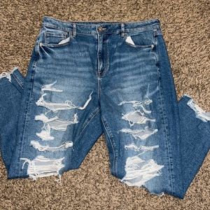 AMERICAN EAGLE MOM JEANS
